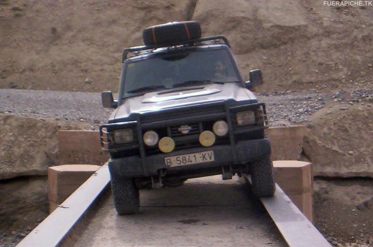 Nissan Patrol cruzando un puente en Marruecos